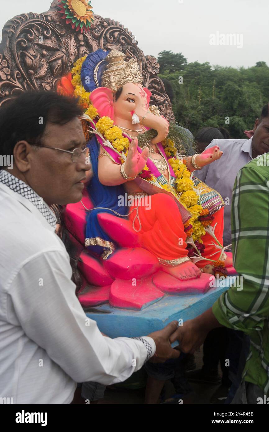 Vadodara, Gujarat / India - 8 settembre 2019: Devoto che prende l'idolo del Signore Ganesha per immergersi nell'acqua il giorno della festa Ganesha. Foto Stock