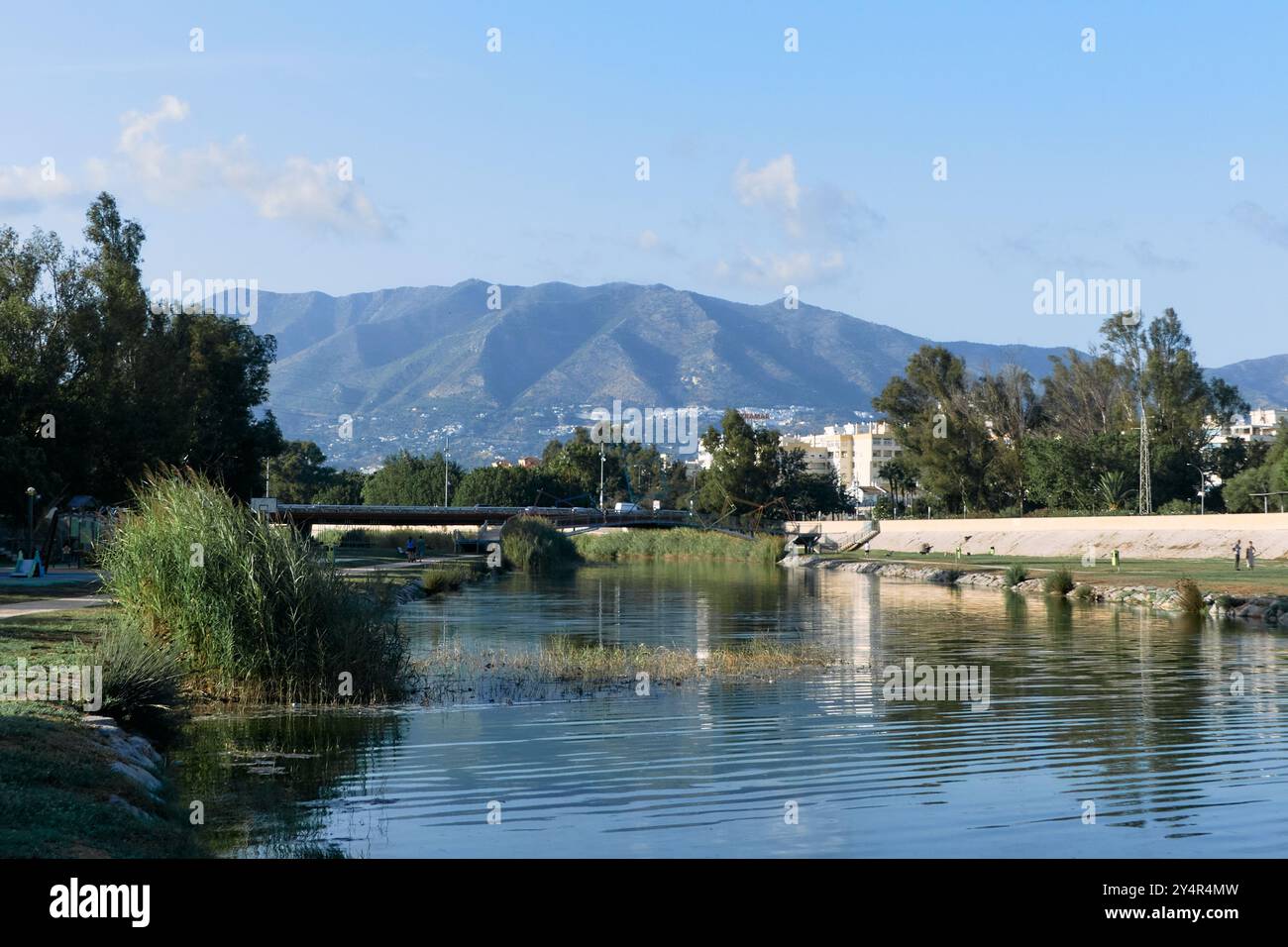 Il fiume Fuengirola e la montagna Mijas sullo sfondo. Fuengirola, Málaga, Spagna. Foto Stock