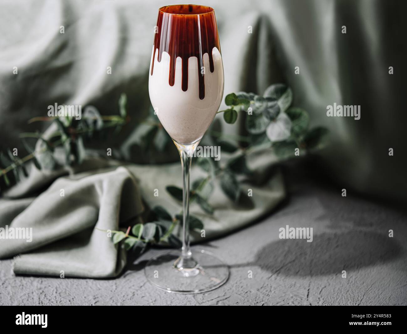 Cocktail al cioccolato al latte in bel bicchiere Foto Stock