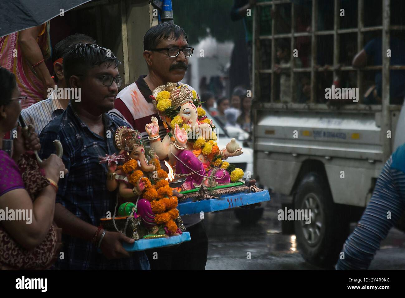 Vadodara, Gujarat / India - 12 settembre 2019 : Un gruppo di devoti prende l'idolo del Signore Shree Ganesha per immergersi nell'acqua del lago. Foto Stock