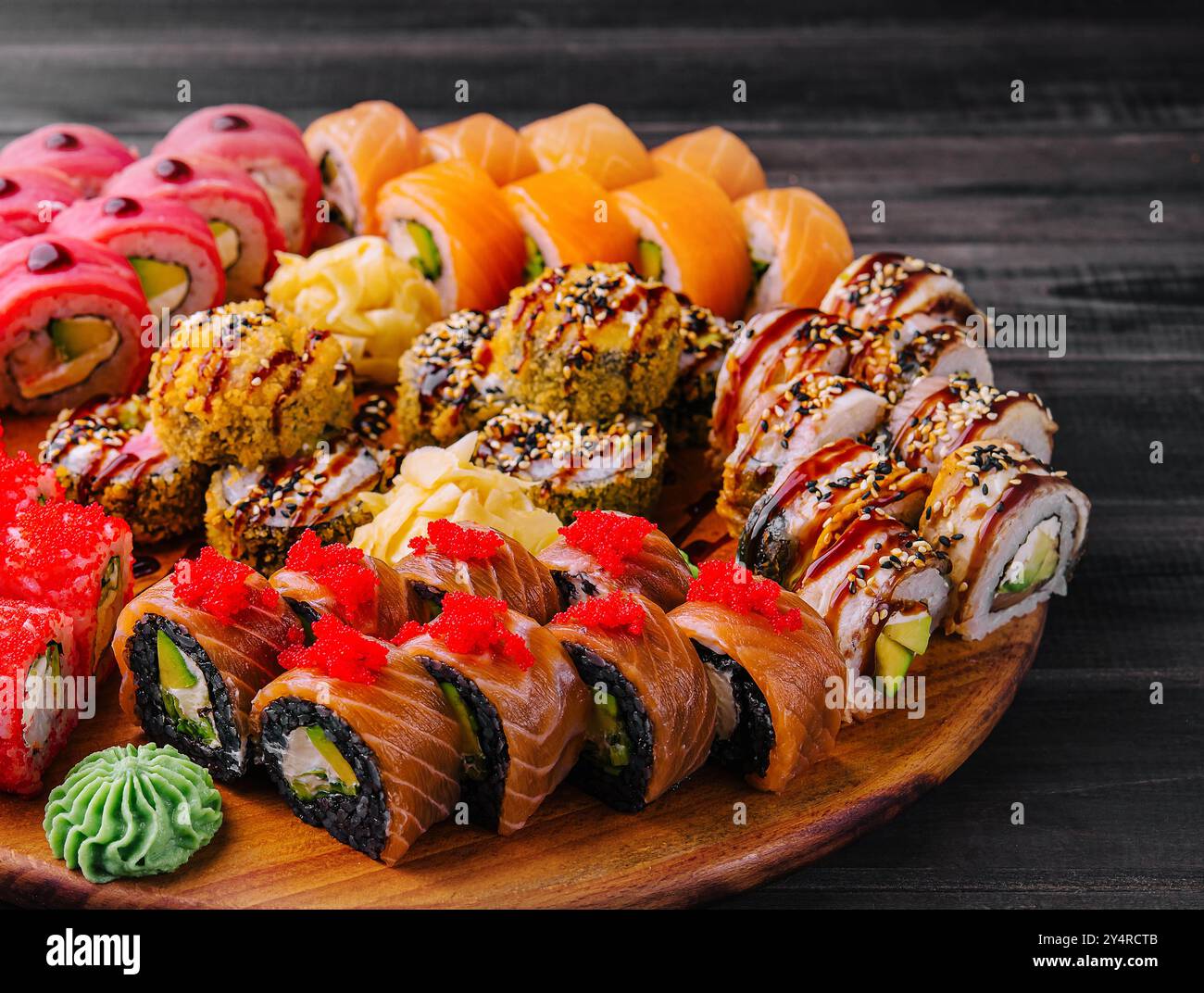 Deliziosa varietà di sushi preparati al momento Foto Stock