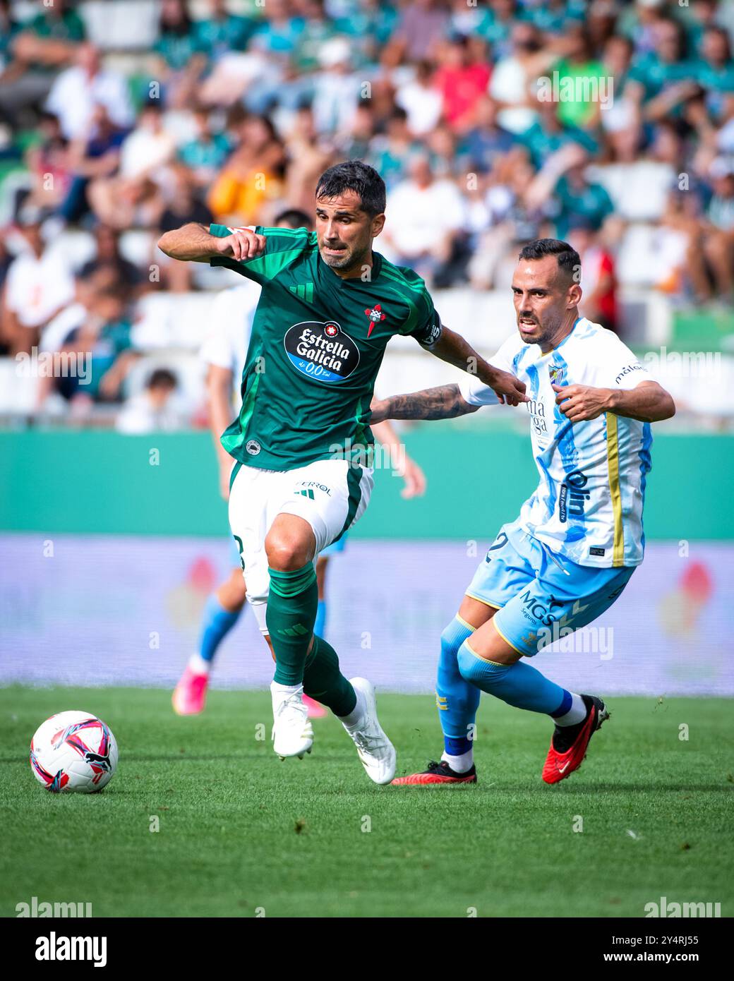 Ferrol - Spagna. 2024 agosto 28. Liga Hypermotion. Il calciatore del Racing Club Ferrol, Alex López, gioca una palla contro un avversario del Málaga CF Foto Stock