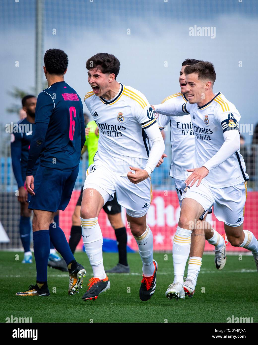 Real Madrid, Madrid. 2024 10 febbraio. Il giocatore Carlos Rodríguez Moreno festeggia un gol. La partita del Real Madrid C contro il Moscardo Foto Stock
