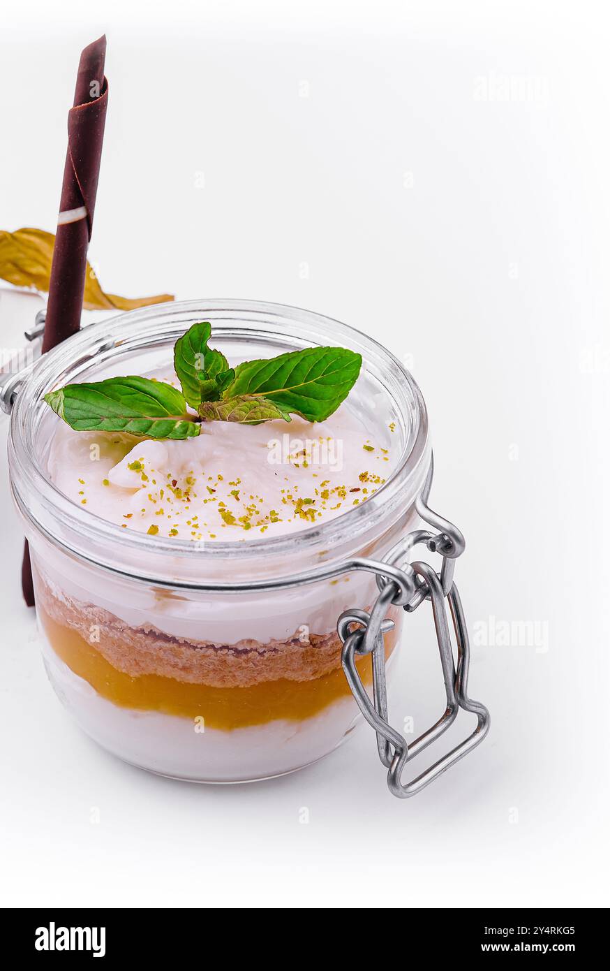 Tiramisù in un bicchiere di mango Foto Stock