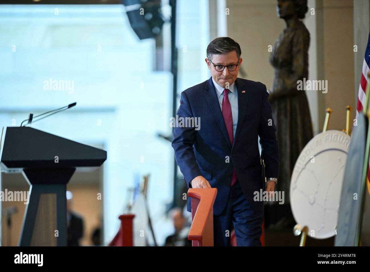 Il presidente della camera dei rappresentanti degli Stati Uniti Mike Johnson (Repubblicano della Louisiana) fa le sue osservazioni di apertura durante la cerimonia della medaglia d'oro delle figure nascoste nella sala di emancipazione a Capitol Hill a Washington DC, il 18 settembre 2024. “È importante riconoscere queste donne come non solo di sostegno ad altri scienziati del tempo, ma come innovatori themselves egli osserva. Crediti: Mattie Neretin/CNP Foto Stock