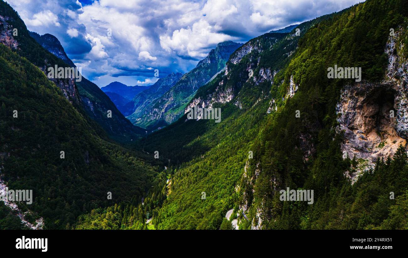 ALTOPIANO DEL MONTASIO, ITALIA – 23 LUGLIO 2024: Ampio altopiano di Montasio, con prati ondulati e spettacolari viste sulle montagne, che offrono uno scorcio Foto Stock