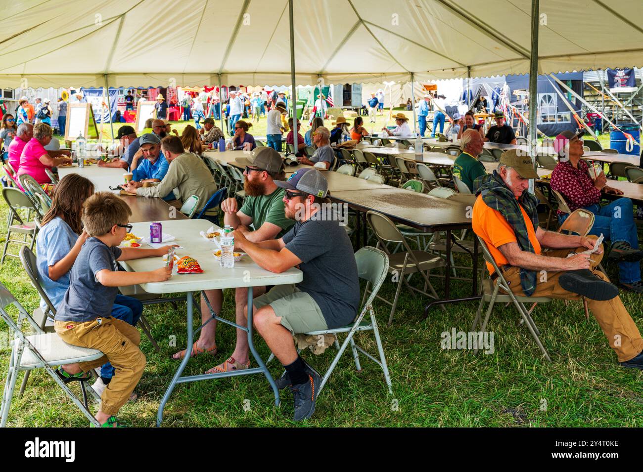 Gli spettatori si sono riuniti sotto una grande tenda, mangiando e visitando; le prove del Meeker Classic Sheepdog Championship; Meeker; Colorado; USA Foto Stock