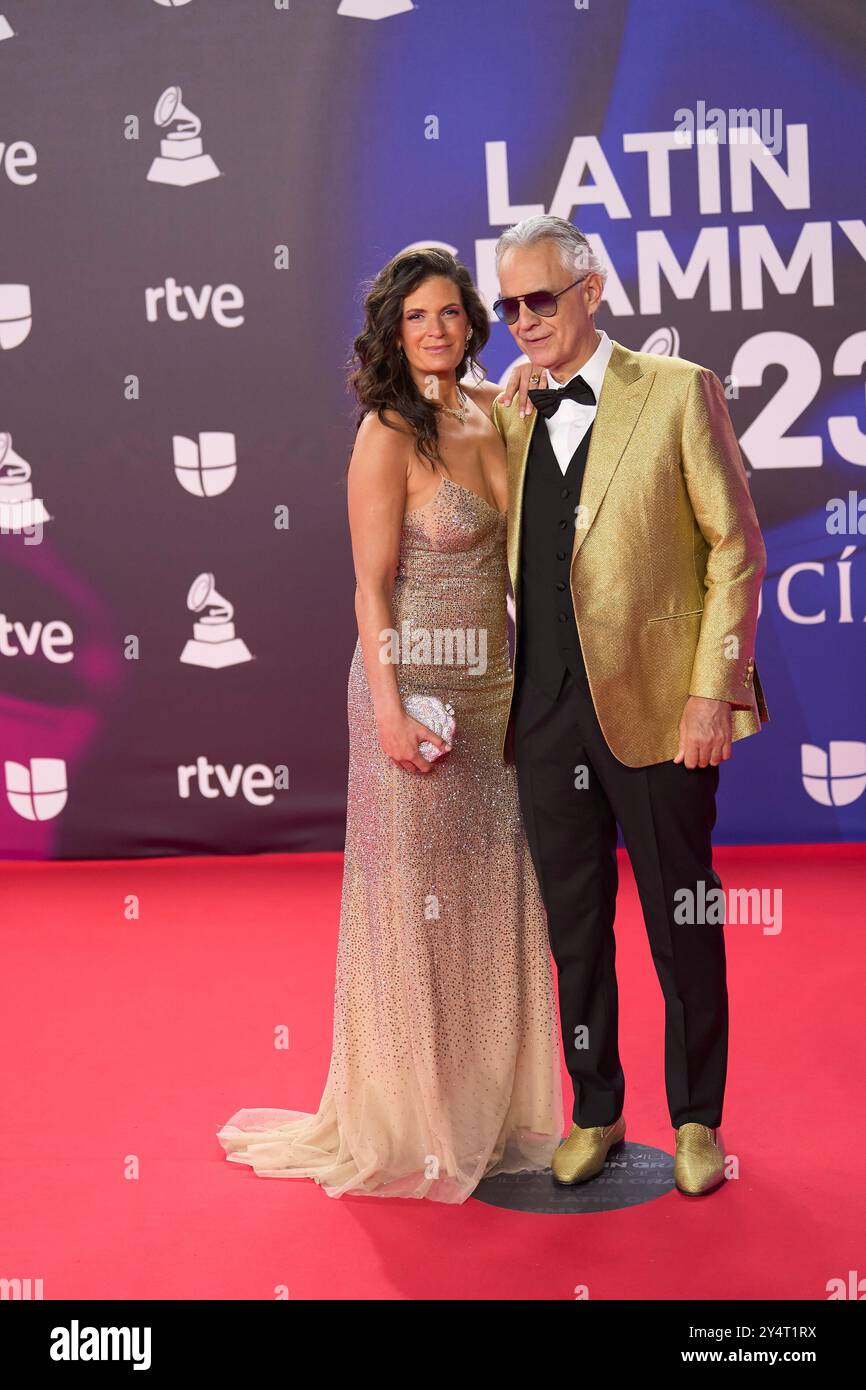 Andrea Bocelli, Veronica Berti partecipa al Red carpet durante la 24° edizione dei Latin GRAMMY Awards al FIBES il 16 novembre 2023 a Siviglia, Spagna. Foto Stock