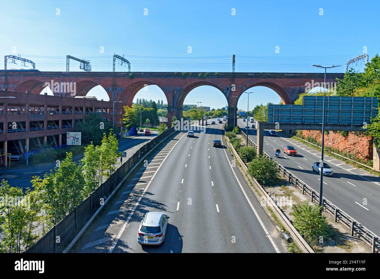L'autostrada M60 passa attraverso due degli archi del viadotto ferroviario, Stockport, GTR Manchester, Inghilterra, Regno Unito Foto Stock