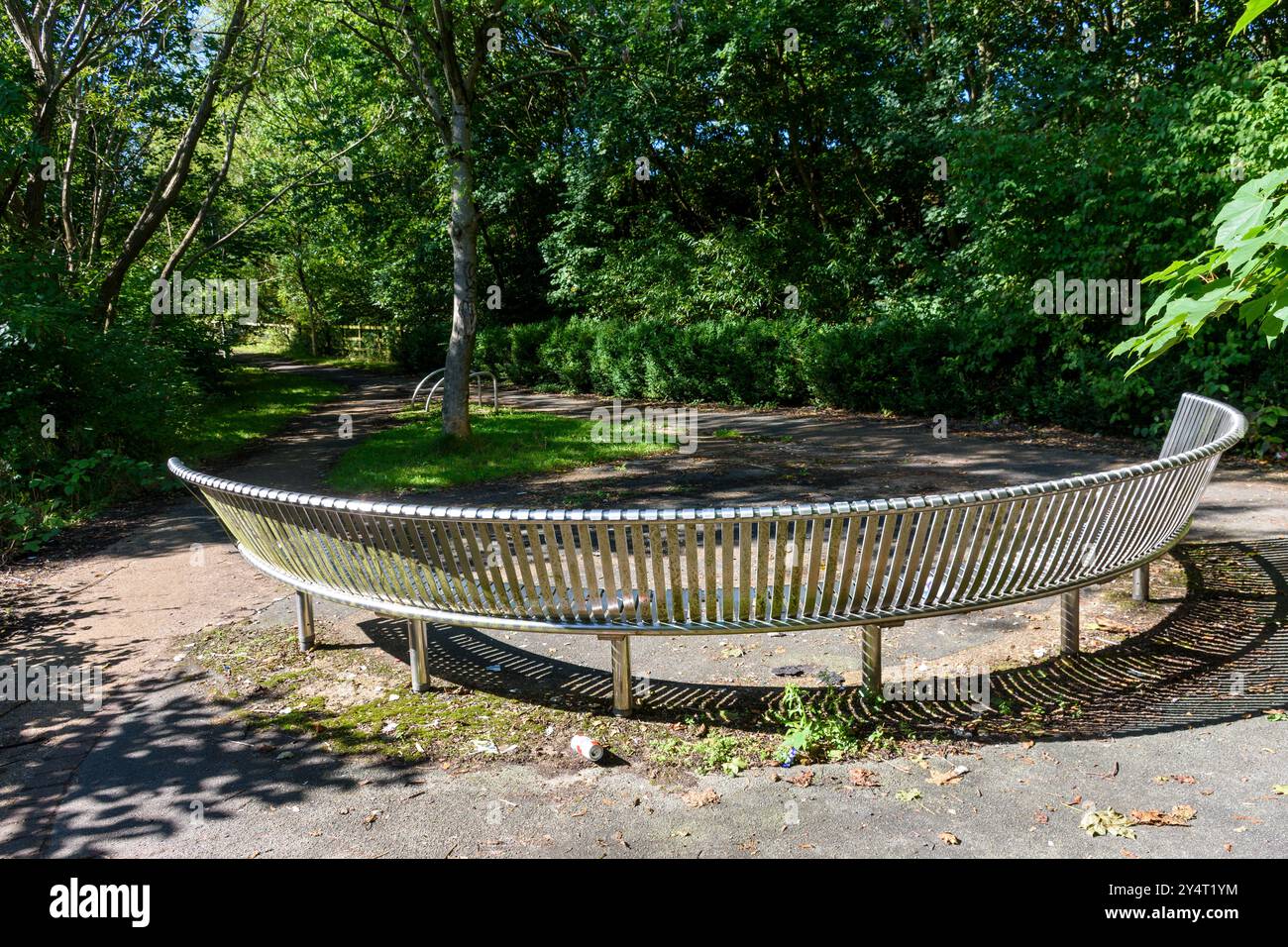Una panca in metallo semicircolare sul Trans-Pennine Trail vicino al centro di Stockport, GTR Manchester, Inghilterra, Regno Unito Foto Stock