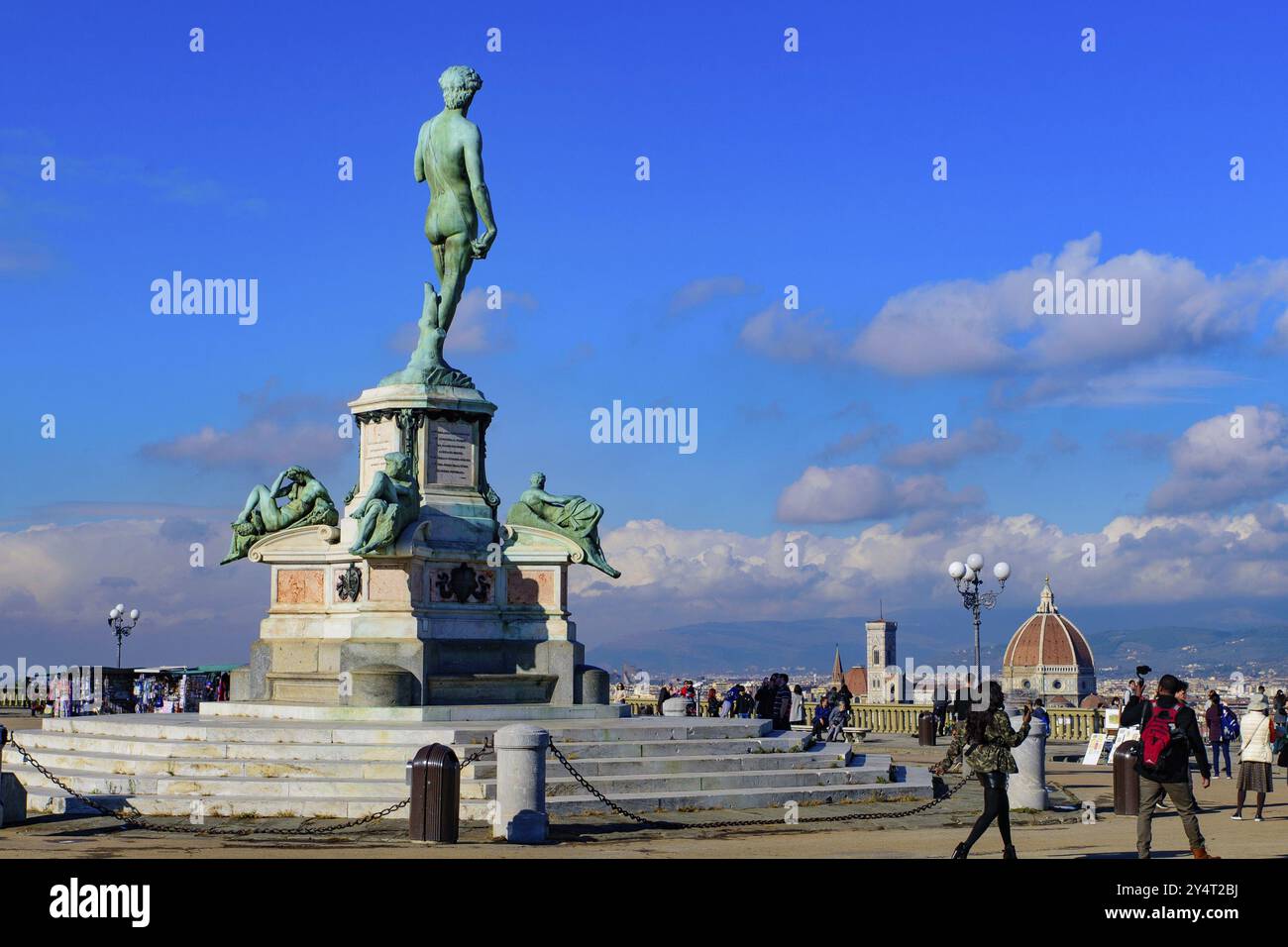 Piazzale Michelangelo (Piazza Michelangelo) con statua in bronzo del David, la piazza con vista panoramica di Firenze, Italia, Europa Foto Stock