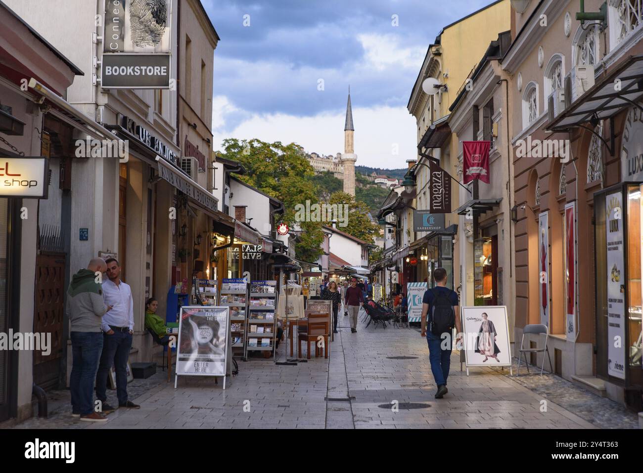 Vista sulla strada di Stari Grad, la città vecchia di Sarajevo in Bosnia Erzegovina Foto Stock