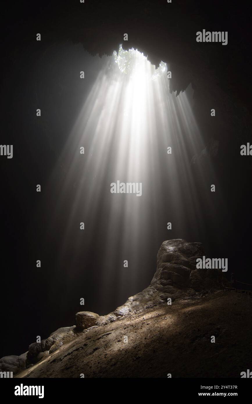 Luce dalla cima della Grotta di Jomblang nell'isola di Giava, Indonesia, Asia Foto Stock
