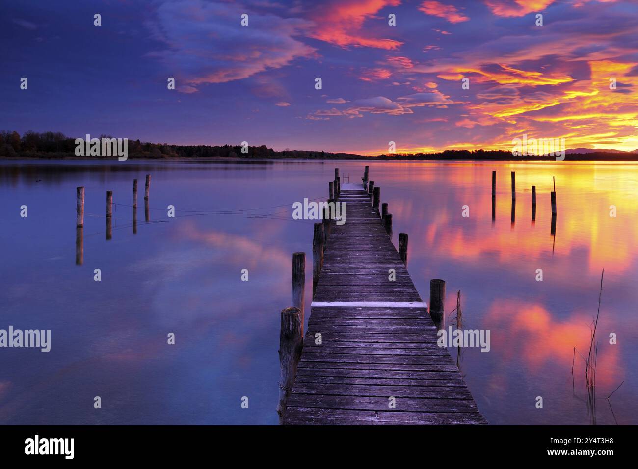 Passerella sul lago Chiemsee all'alba, Prien am Chiemsee, Baviera, Germania, Europa Foto Stock