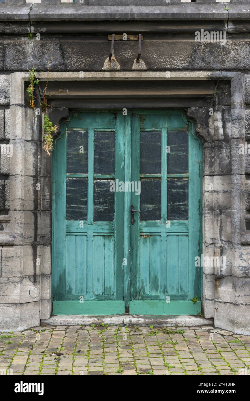 Vecchia porta color turchese, in legno, porta in legno, vernice, staccata, verde, porta d'ingresso Foto Stock