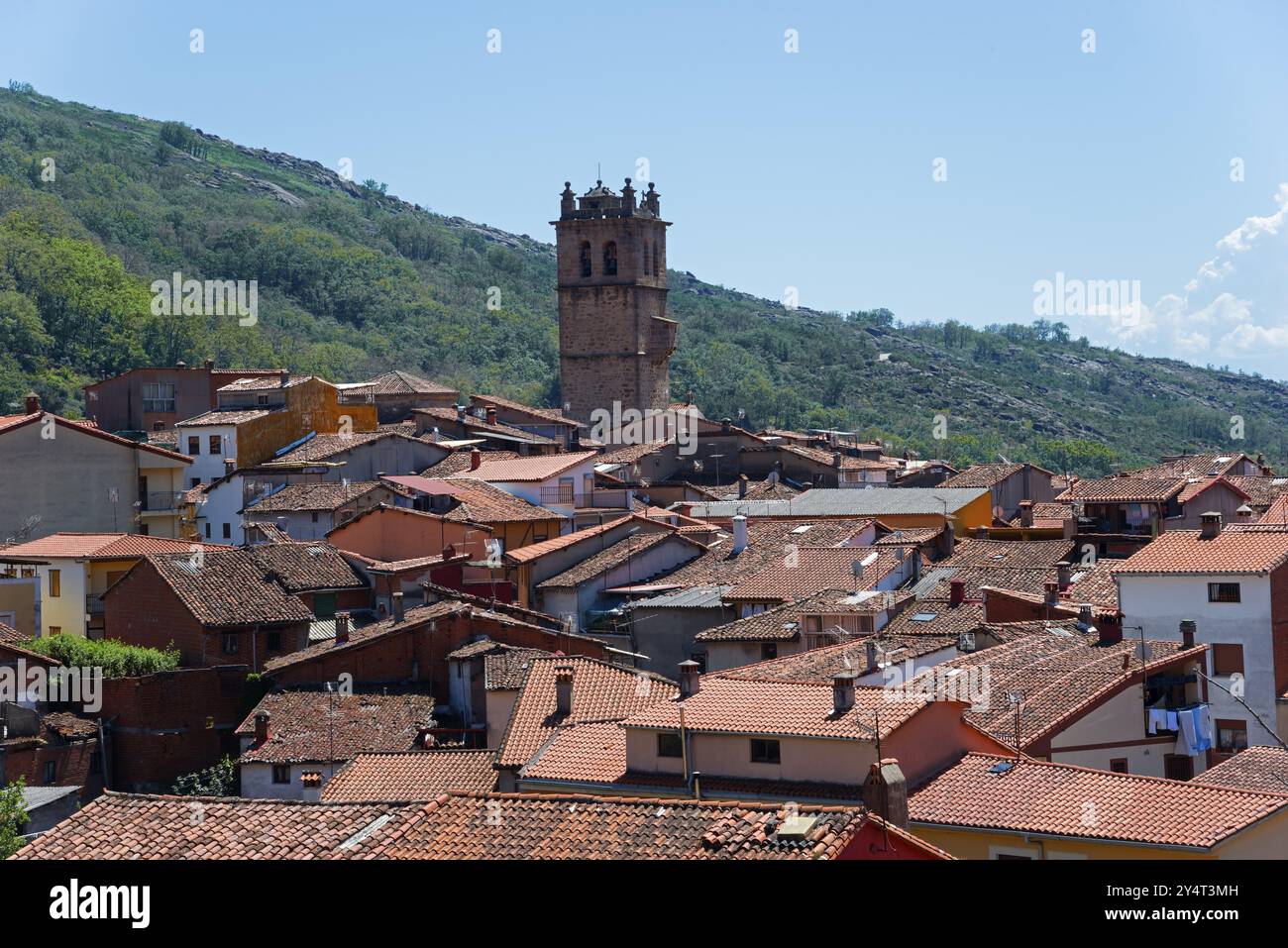 Una piccola cittadina con un campanile dominante e tetti in terracotta, immersa in un paesaggio collinare, Garganta la Olla, Caceres, Caceres, Estremadura, Spagna, E. Foto Stock
