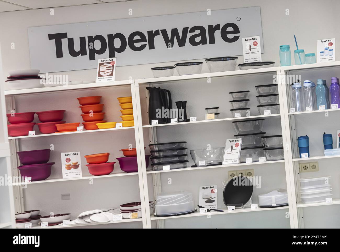 La festa Tupperware è finita. Il produttore di bicchieri in plastica Tupperware è andato a rotoli. La società ha presentato istanza di fallimento negli Stati Uniti. Negozio Tupperware Foto Stock