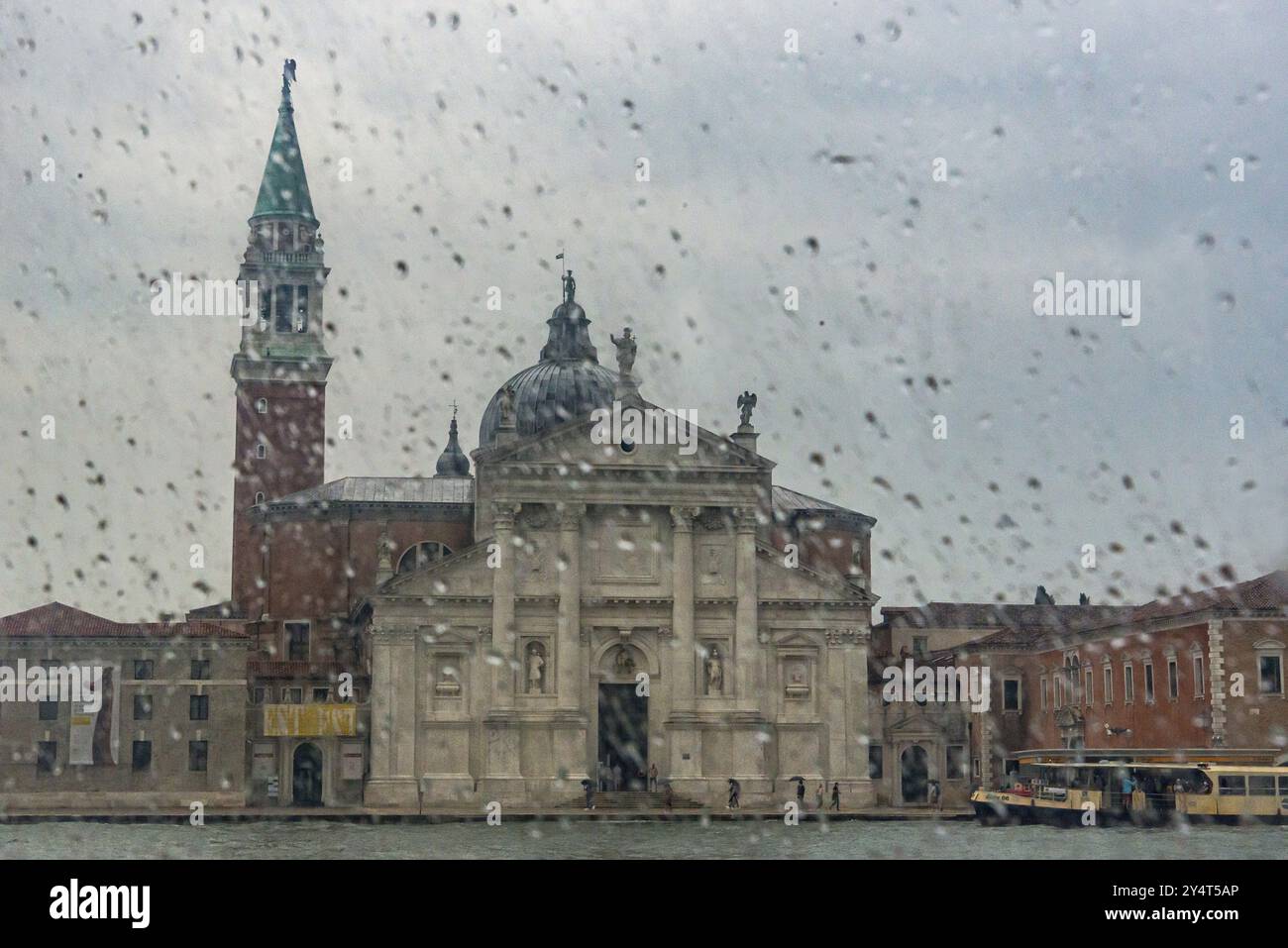 Chiesa di San Giorgio maggiore sotto la pioggia, piogge, maltempo, vacanze, turismo, Venezia, Italia, Europa Foto Stock