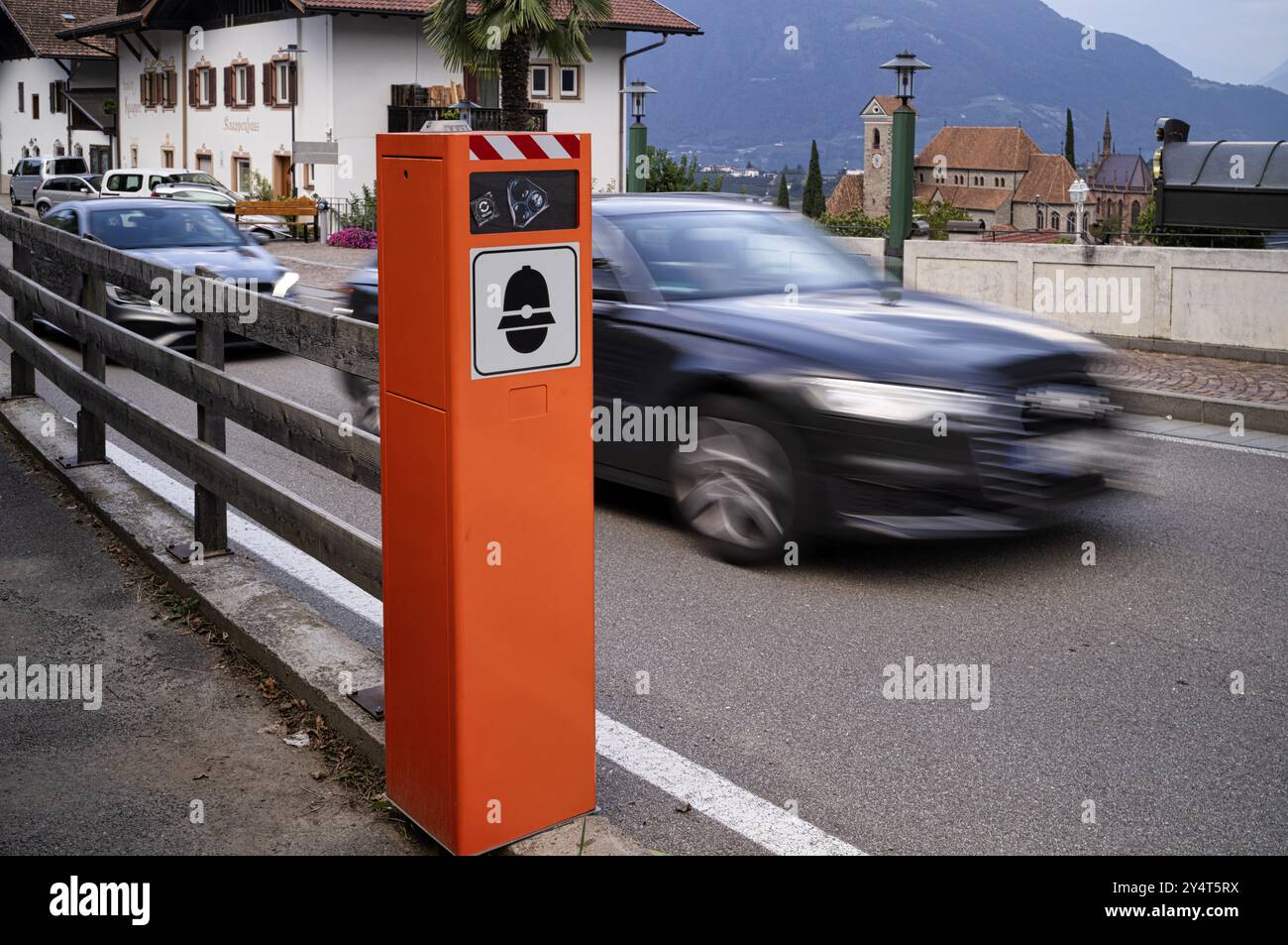 Autovelox finto con telecamera adesiva, autovelox finto, radar, fittizio, misurazione della velocità, velocità, auto, movimento, effetto tergitura, velocità, dietro di esso n Foto Stock