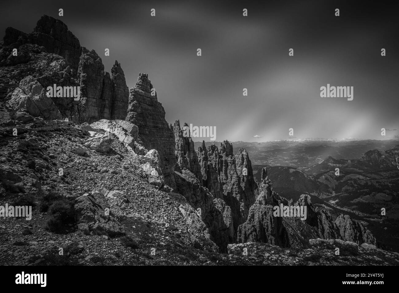 Vista panoramica in bianco e nero delle famose cime delle Dolomiti Foto Stock