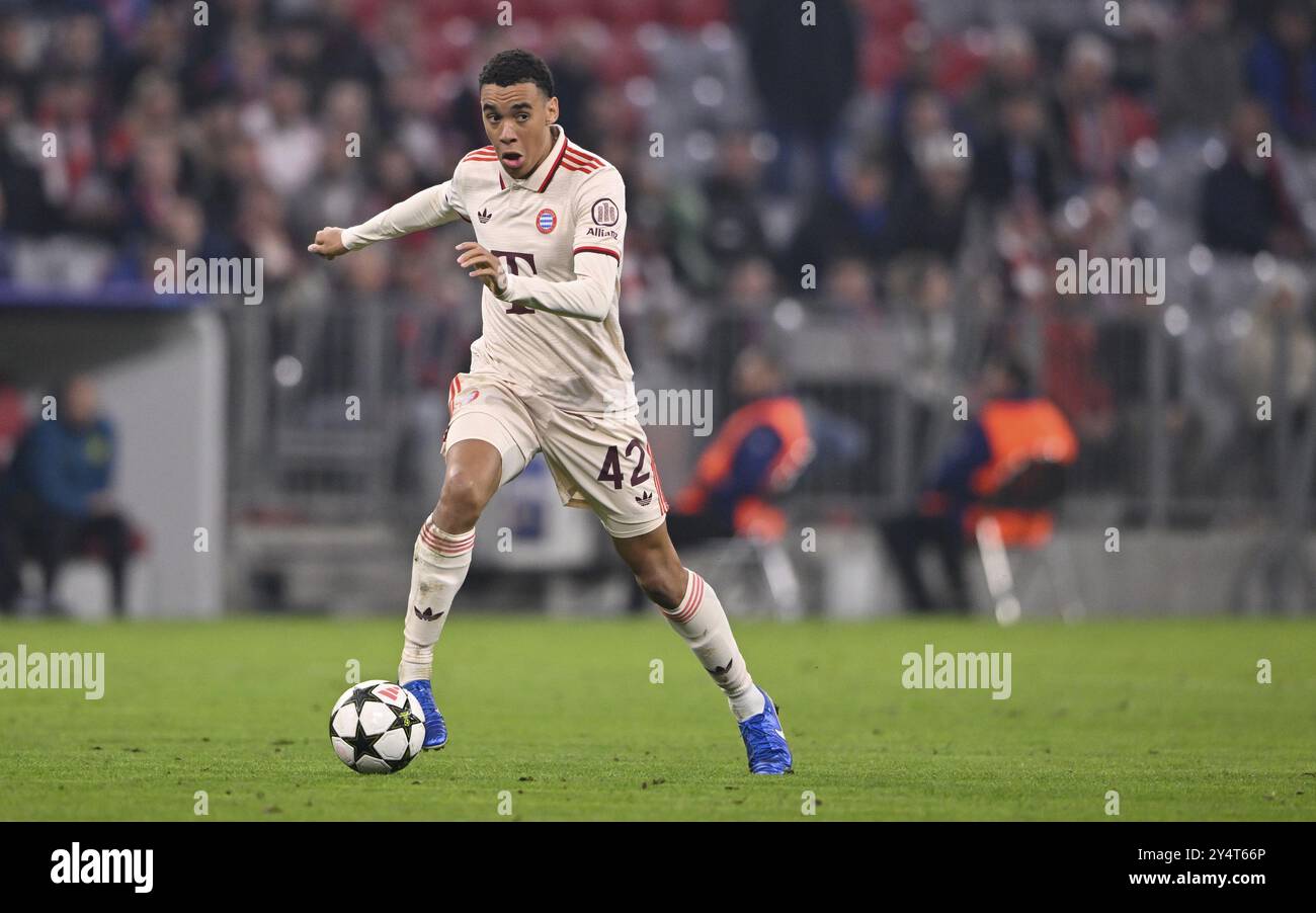 Jamal Musiala FC Bayern Monaco FCB (42) azione sul pallone, Champions League, Allianz Arena, Monaco, Baviera, Germania, Europa Foto Stock