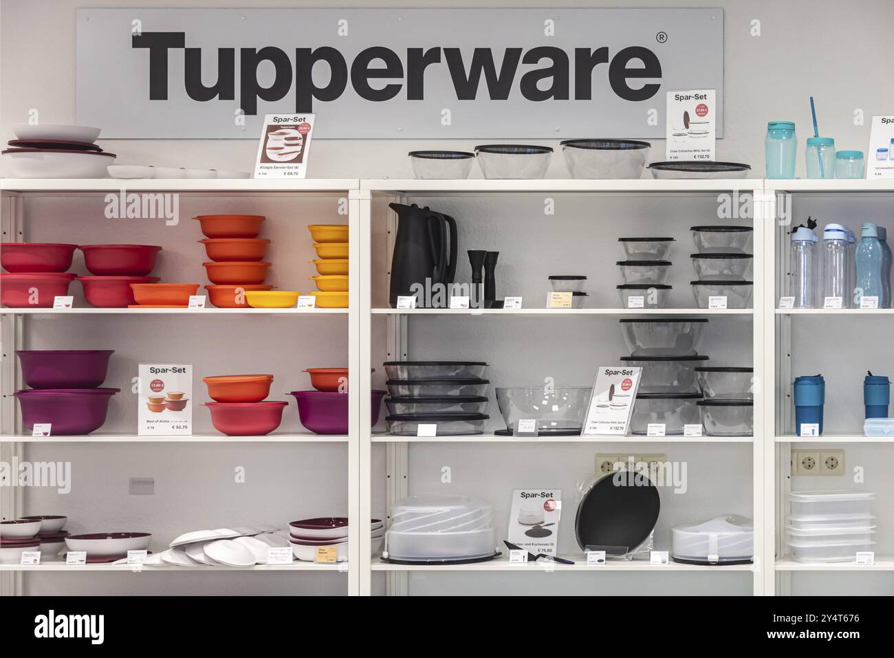 La festa Tupperware è finita. Il produttore di bicchieri in plastica Tupperware è andato a rotoli. La società ha presentato istanza di fallimento negli Stati Uniti. Negozio Tupperware Foto Stock
