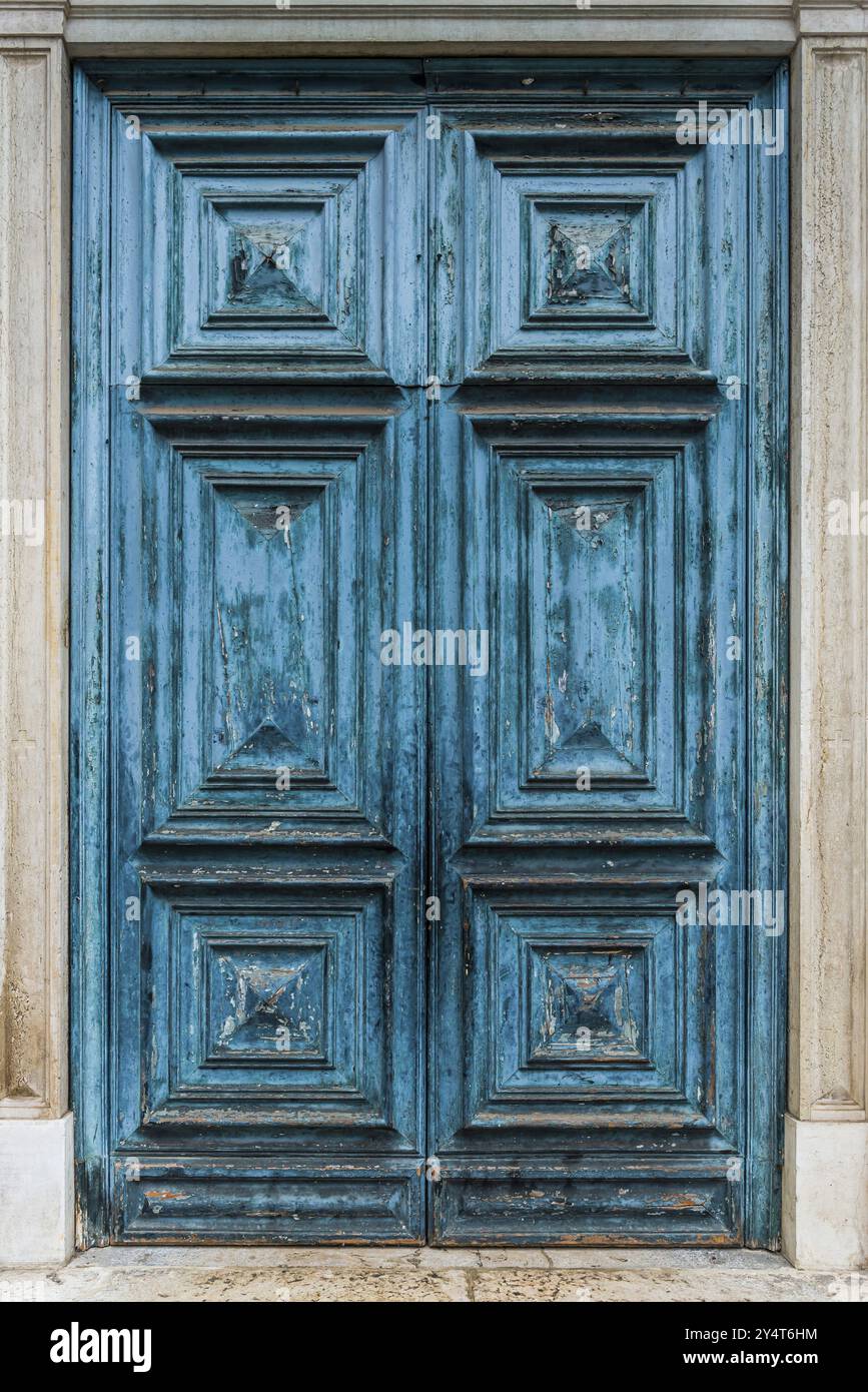 Vecchia porta blu storica in legno, smaltata, indurita, sbucciata, verniciata, cura artigianale Foto Stock