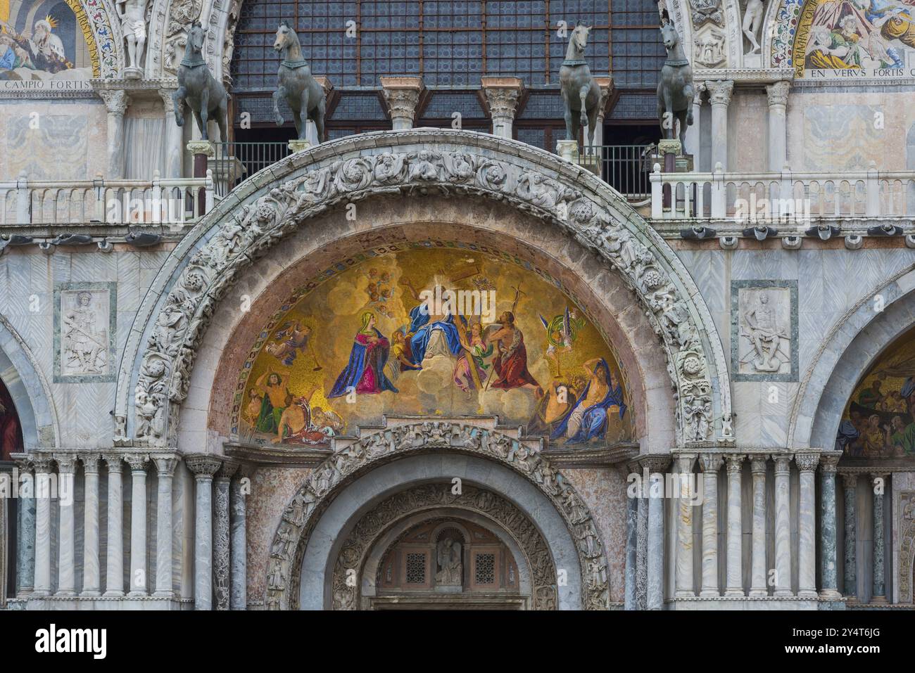 Basilica di San Marco con il mosaico di Cristo sulla facciata esterna, architettura, storia, arte, Piazza San Marco, Venezia, Italia, Europa Foto Stock