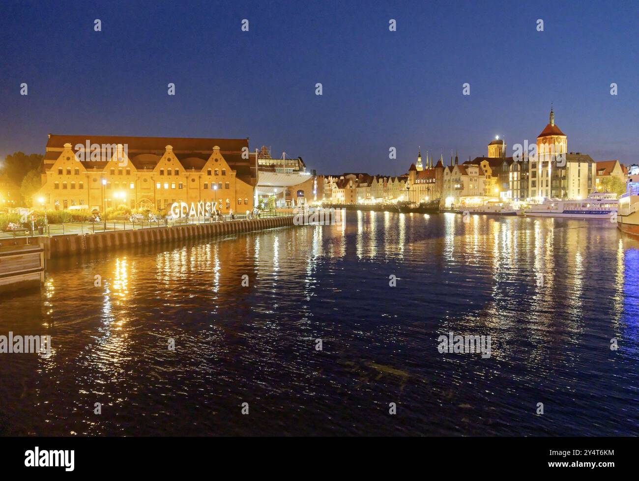 Panorama del quartiere portuale sul fiume Motlawa, Motlawa, nel centro della città di Danzica, illuminato di sera. Danzica, Pomerania, Polonia, e Foto Stock