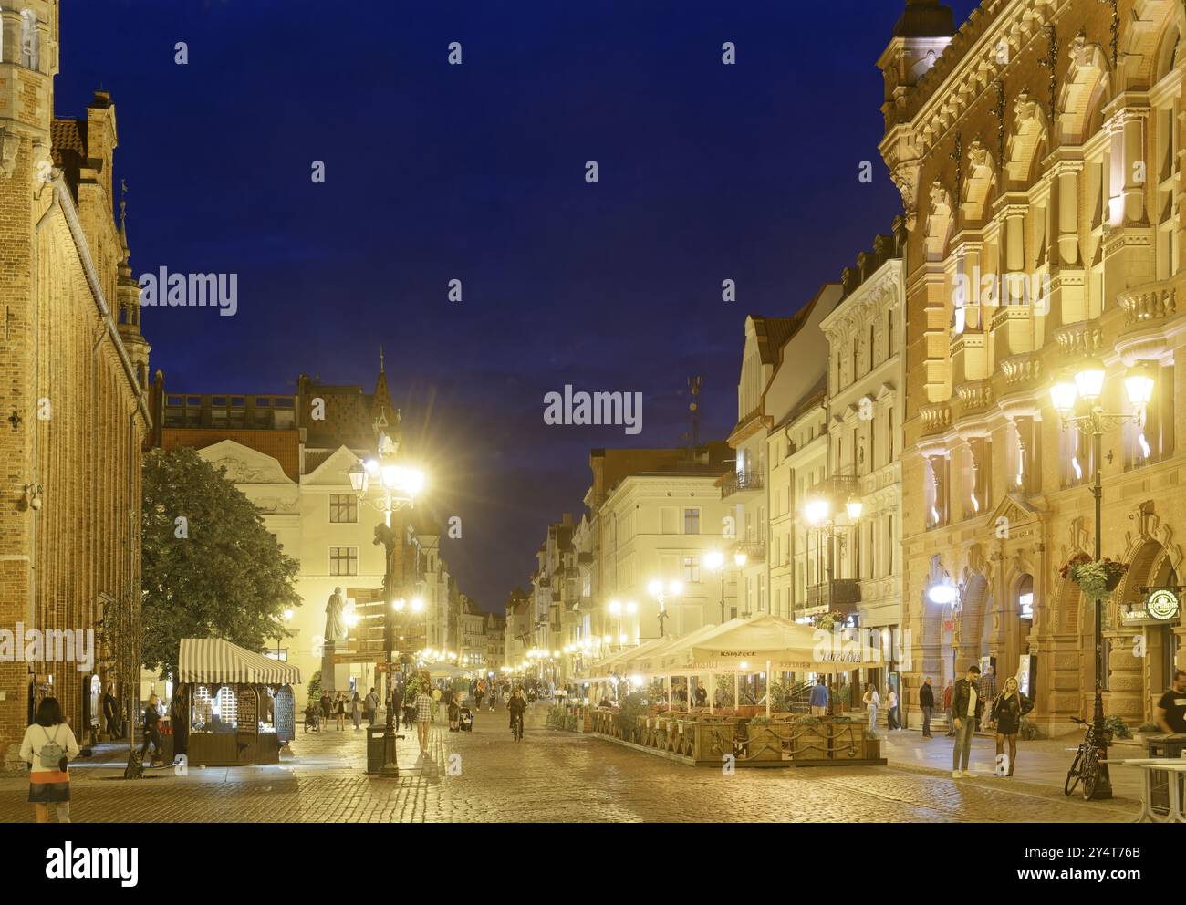 Il centro storico medievale di Thorn è illuminato di sera. Il centro storico di Torun è un sito patrimonio dell'umanità dell'UNESCO. Torun, Kujawsko-Pomorski Foto Stock