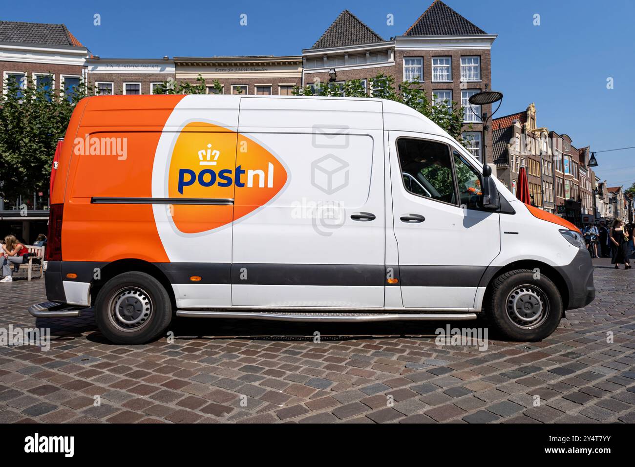 PostNL Mercedes-Benz Sprinter pulmino per consegne nel centro di Zwolle, Paesi Bassi Foto Stock