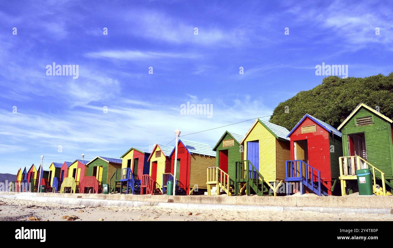 Capanne colorate a St James Beach, città del Capo, Sud Africa, Africa Foto Stock