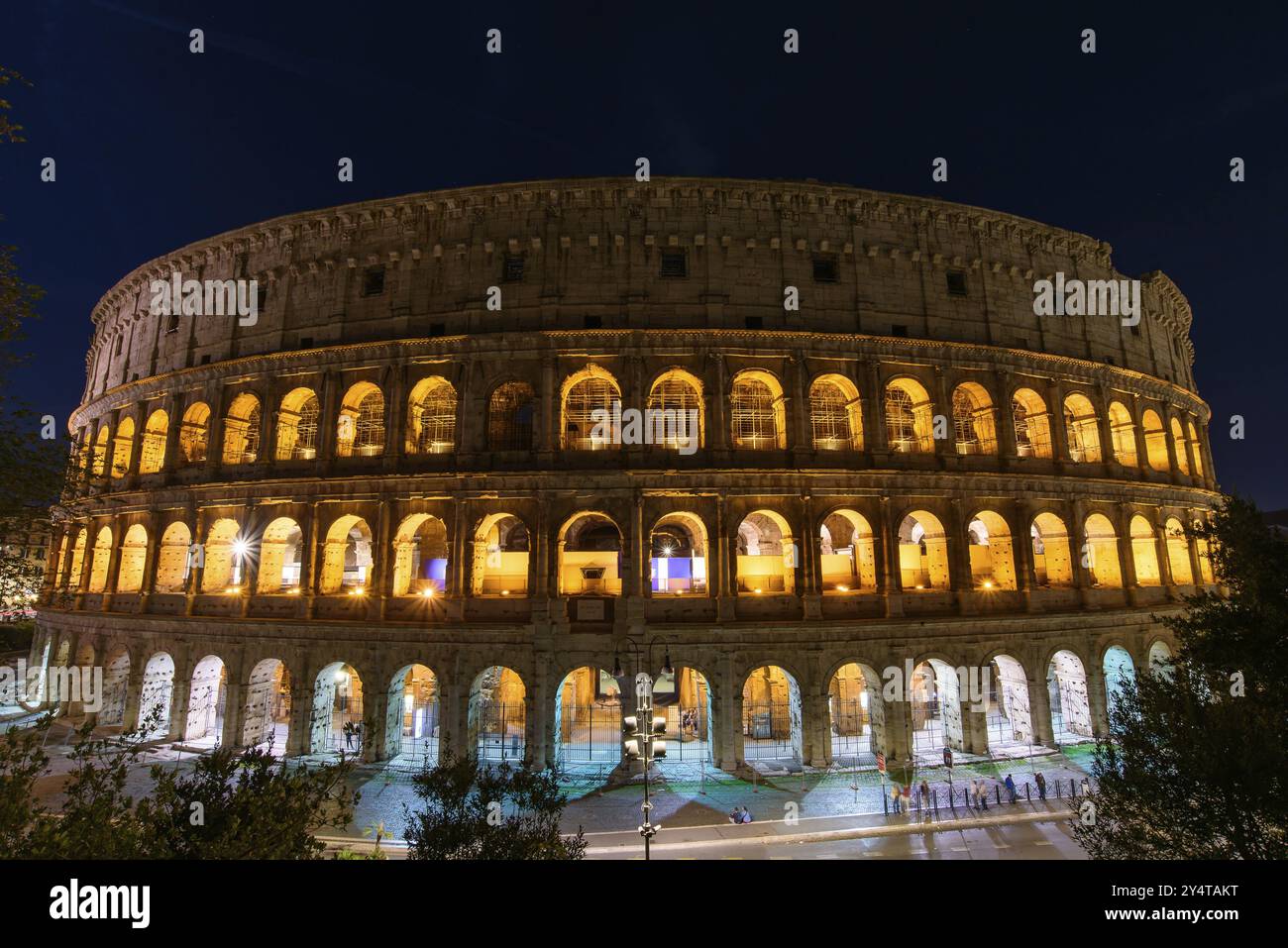 Colosseo di notte, anfiteatro ovale e l'attrazione turistica più popolare di Roma, Italia, Europa Foto Stock