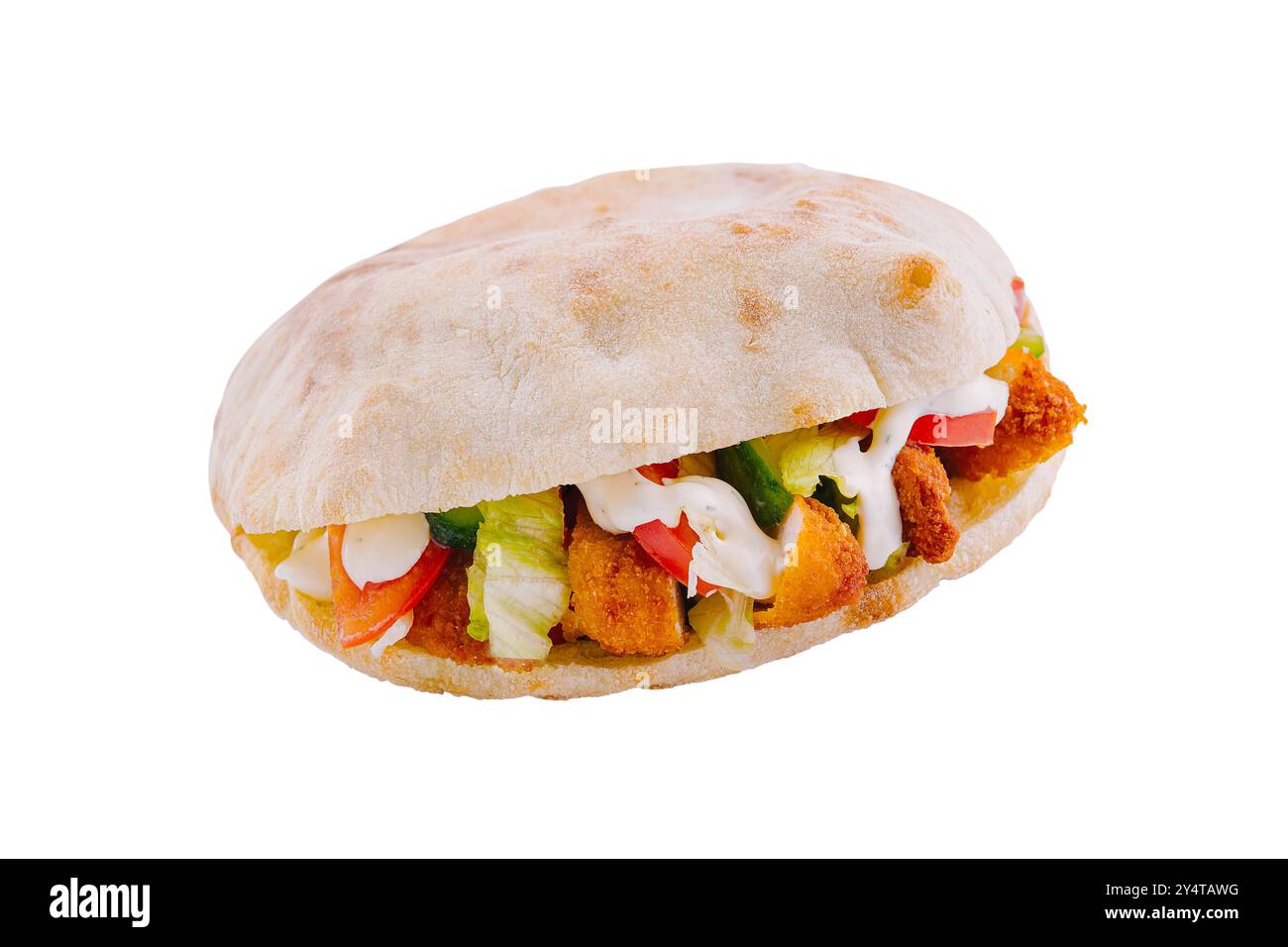 Gustoso shawarma di pollo con verdure e salsa in un pane pita, isolato su sfondo bianco Foto Stock