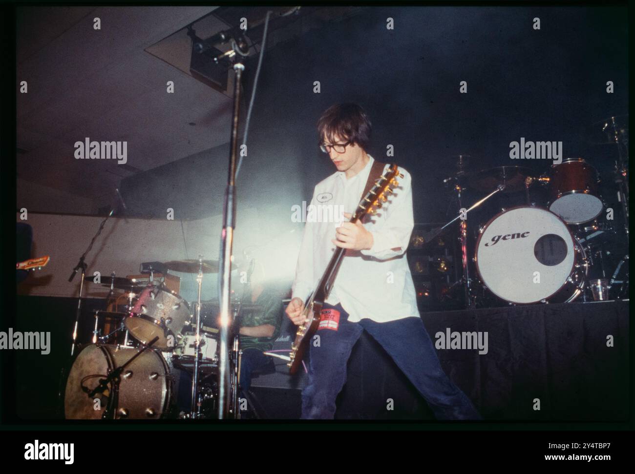 JAMES BROAD, SILVER SUN, CARDIFF UNIVERSITY, 1996: James Broad (morto tragicamente giovane nel 2020) di Silver Sun alla Great Hall della Cardiff University Students' Union, Cardiff, Galles, Regno Unito domenica 27 ottobre, 1996. foto: Rob Watkins. INFO: Silver Sun sono stati un gruppo power-pop britannico formatosi a metà degli anni '1990, noto per le loro melodie accattivanti, le ricche armonie e gli energici riff di chitarra. Mescolando energia punk con sensibilità pop, la loro musica presenta canzoni vivaci e allegre con un mix distintivo di dolcezza e grinta. Foto Stock