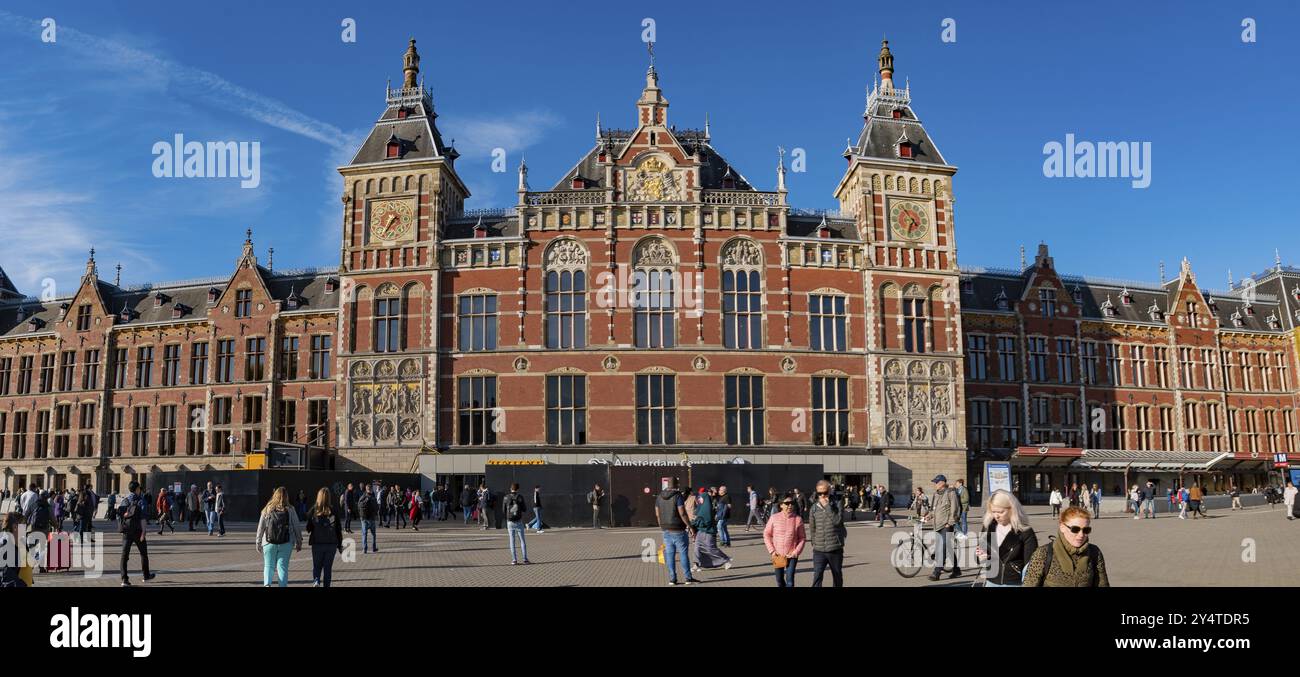 La stazione centrale di Amsterdam, la più grande stazione ferroviaria di Amsterdam, Paesi Bassi Foto Stock