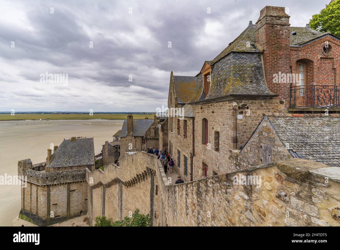 Vista sulla strada di Mont Saint Michel, un'isola UNESCO in Normandia, Francia, Europa Foto Stock