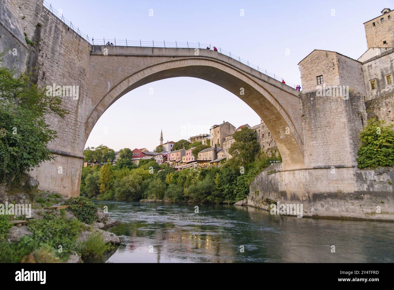 Ponte di Mostar al tramonto, un ponte ottomano a Mostar, Bosnia ed Erzegovina, Europa Foto Stock