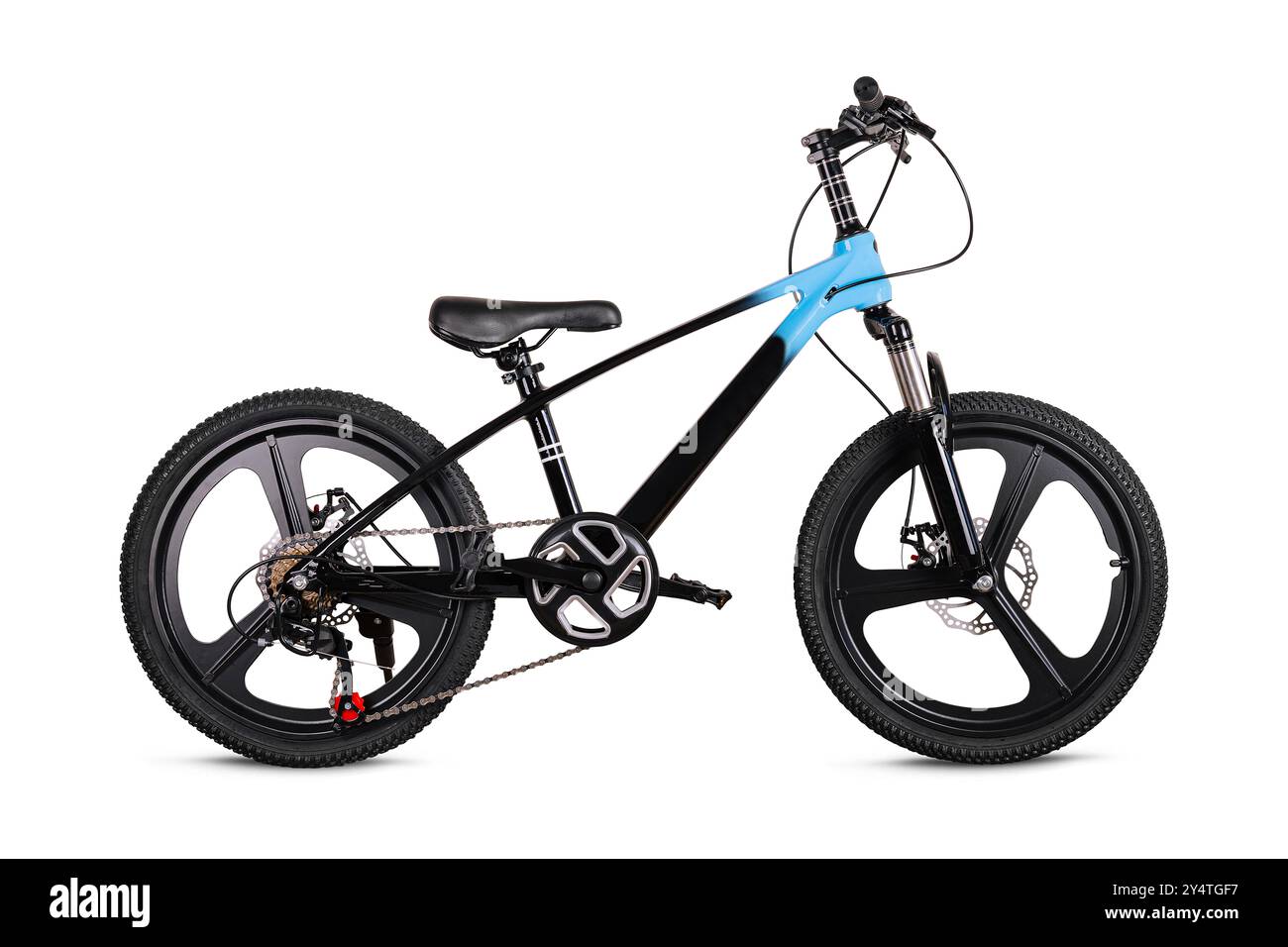 Elegante bici con telaio nero e blu, isolata su sfondo bianco Foto Stock