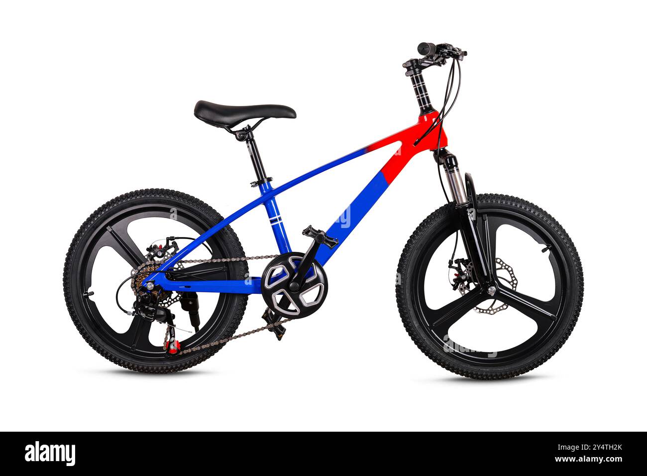 Elegante mountain bike con pneumatici grassi con una cornice blu e rossa vibrante su sfondo bianco Foto Stock