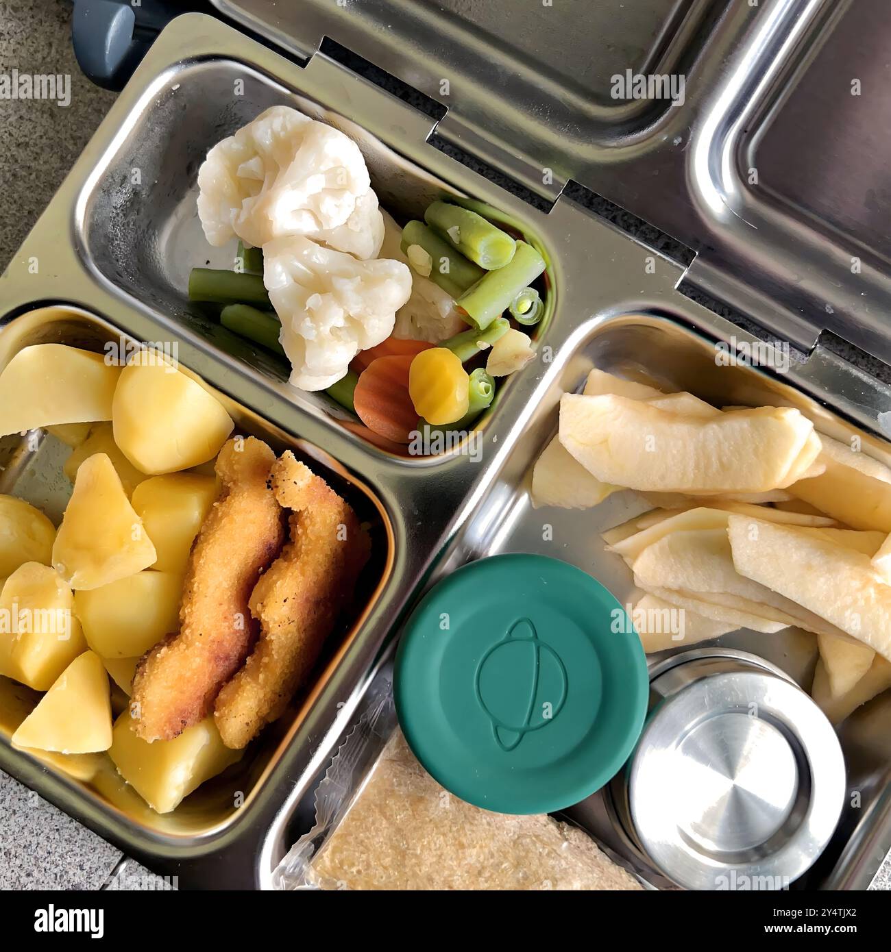 Pranzo preparato con cura e al sacco per i bambini, preparato dalla mamma, pronto per la visita al parco giochi con la nonna e il nonno, in Germania. Foto Stock