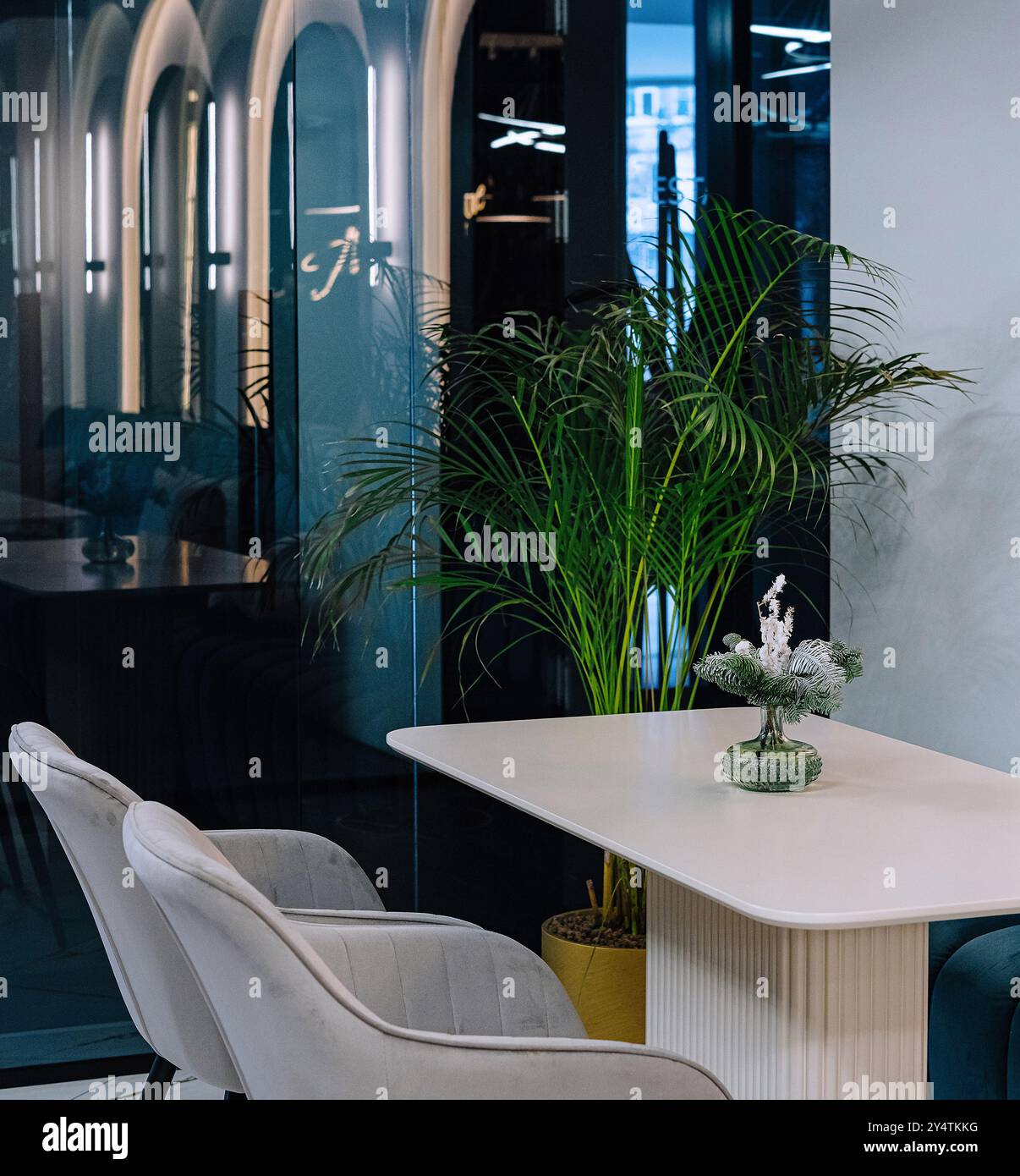Elegante area salotto con piante interne e mobili contemporanei Foto Stock