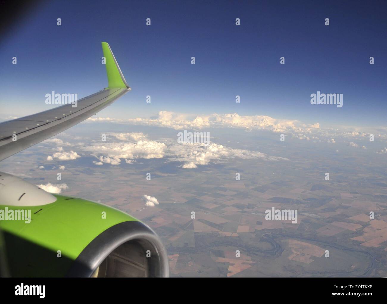 L'ala e il motore di un aereo nel cielo Foto Stock