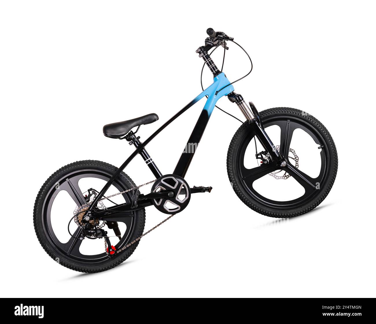 Elegante bici con telaio nero e blu, isolata su sfondo bianco Foto Stock