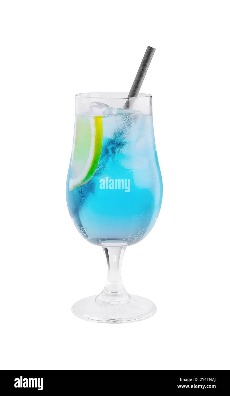 Cocktail blu con cubetti di ghiaccio e una fetta di lime, servito con una cannuccia in un bicchiere di uragano Foto Stock