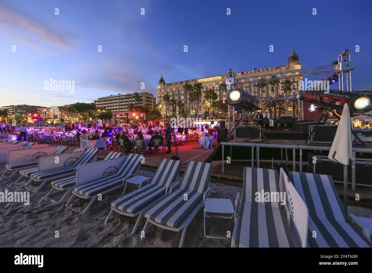 Carlton Beach Club del Carlton Hotel sulla Croisette al tramonto, Cannes, dipartimento delle Alpi marittime, regione Provence-Alpes-Cote d'Azur, Francia, MED Foto Stock