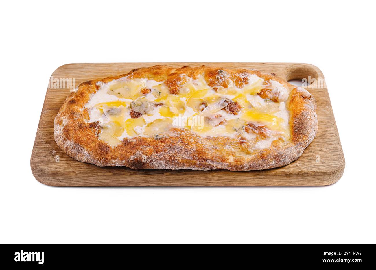 Deliziosa pizza quattro formaggi con formaggio fuso e crosta croccante stesa su un tavolo di legno Foto Stock