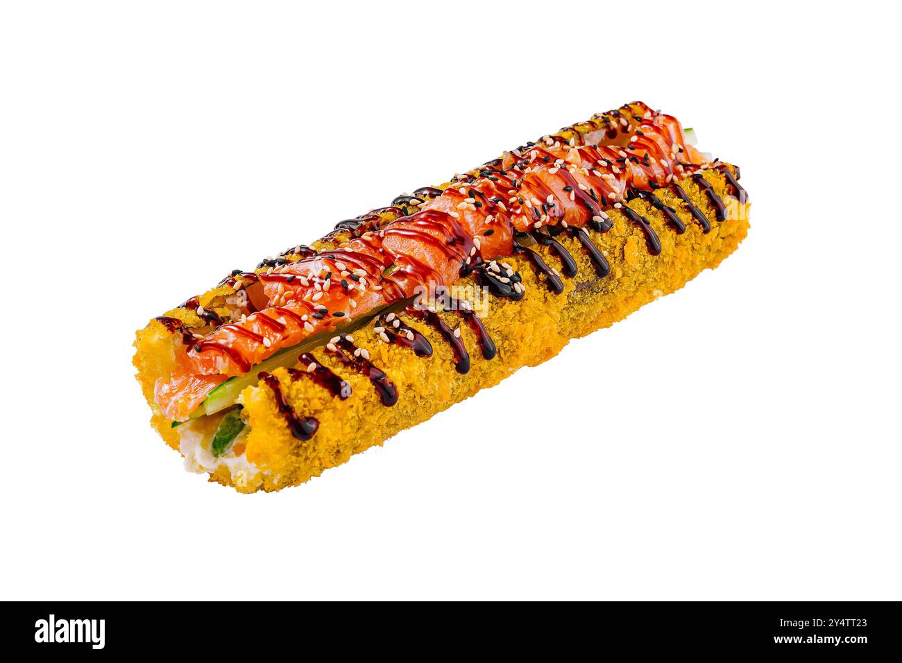 Sushi in tempura fresco su sfondo bianco, con salmone e cetriolo, decorato con semi di sesamo e salsa Foto Stock
