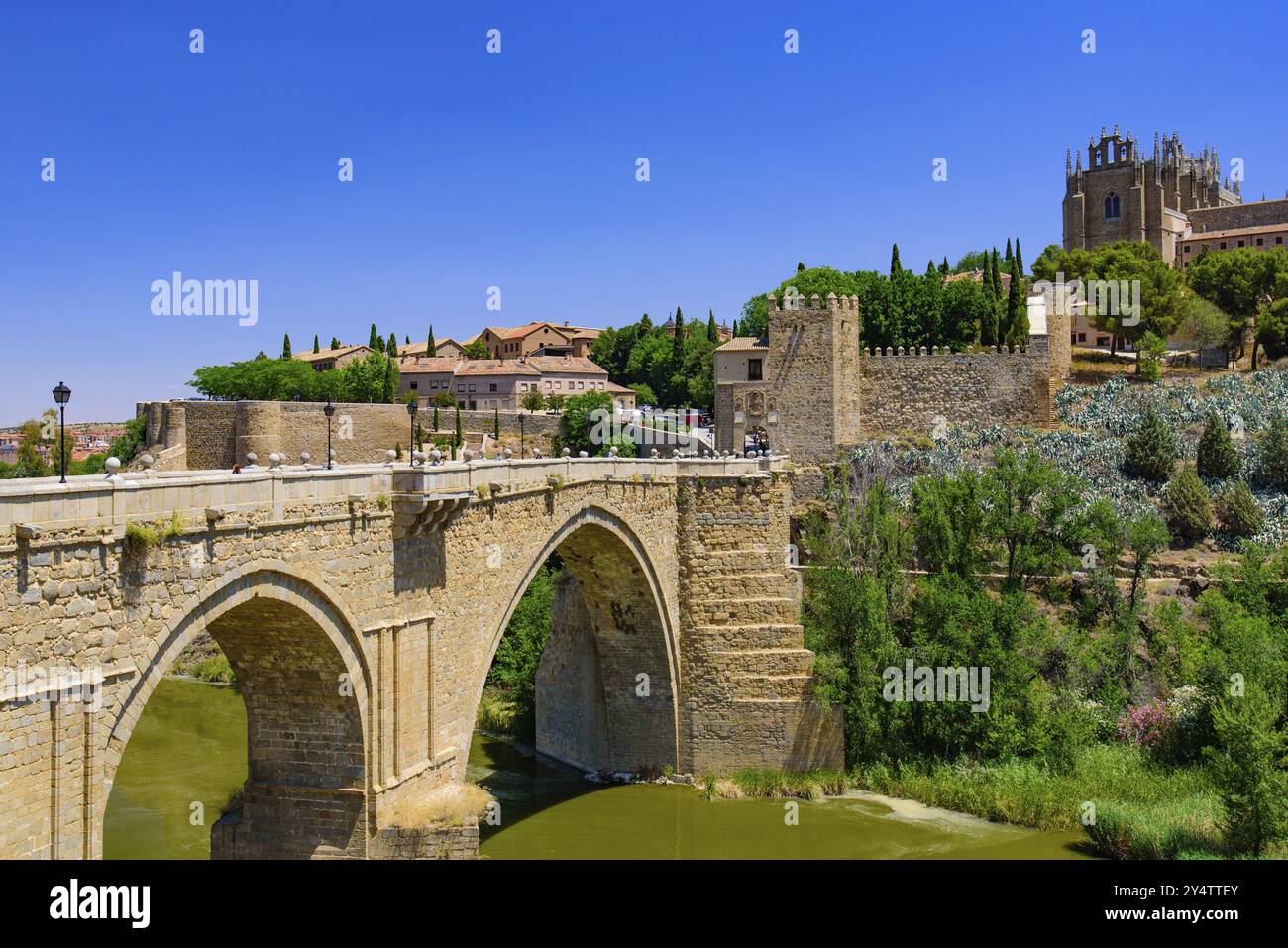 Ponte di San Martino, un ponte medievale sul fiume Tago a Toledo, Spagna, Europa Foto Stock