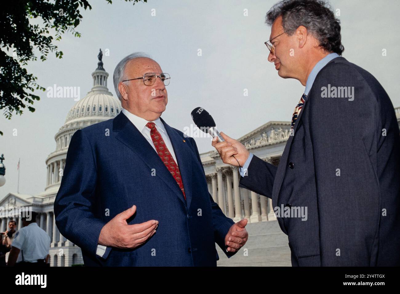 Il Cancelliere federale tedesco Helmut Kohl, parla con un giornalista dell'emittente tedesca ZDF dopo gli incontri con i membri del Congresso a Capitol Hill, il 24 maggio 1996 a Washington, D.C. Foto Stock